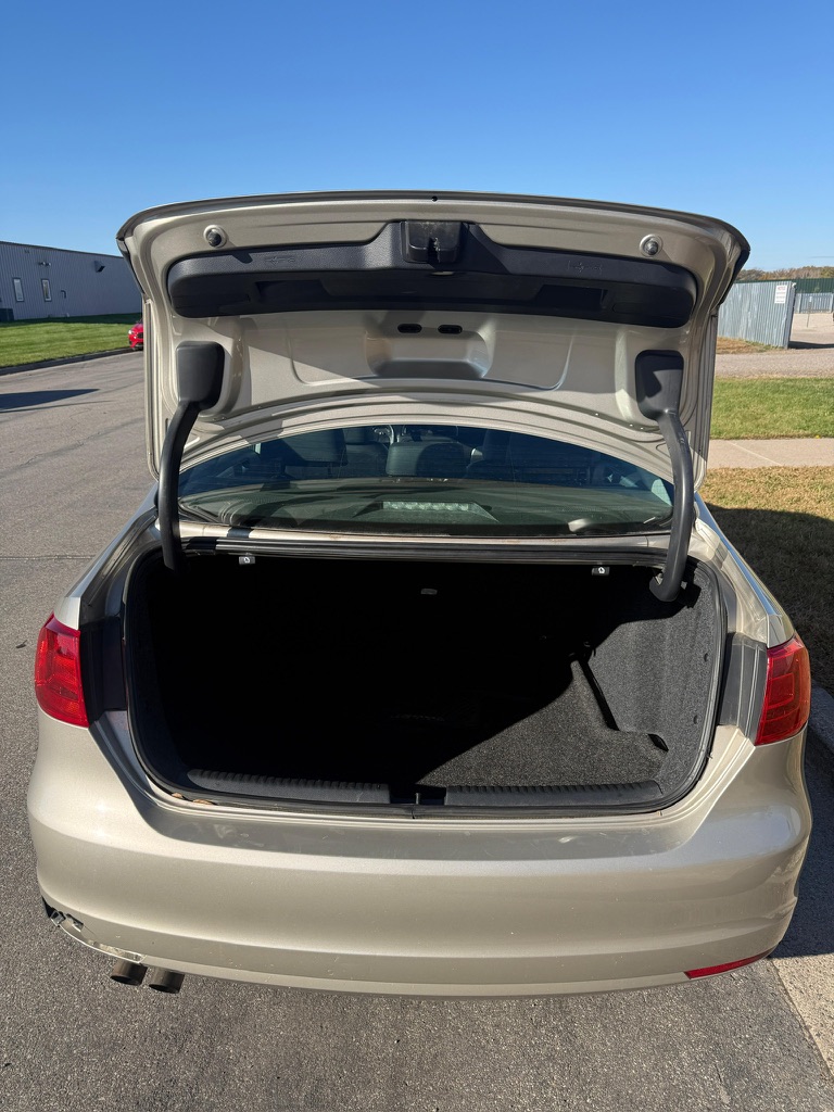 2013 Volkswagen Jetta - View 3 of 22