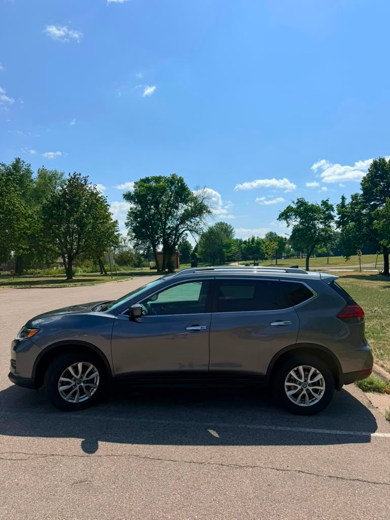 2017 Nissan Rogue SV - Photo 3